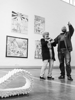 Marjut Miettinen vei poikaansa Karria taidenäyttelyihin jo, kun tämä oli pieni. ”Nyt äiti antaa taidekasvatusta lapsenlapsilleen”, Karri Miettinen eli räppäri Paleface sanoo.