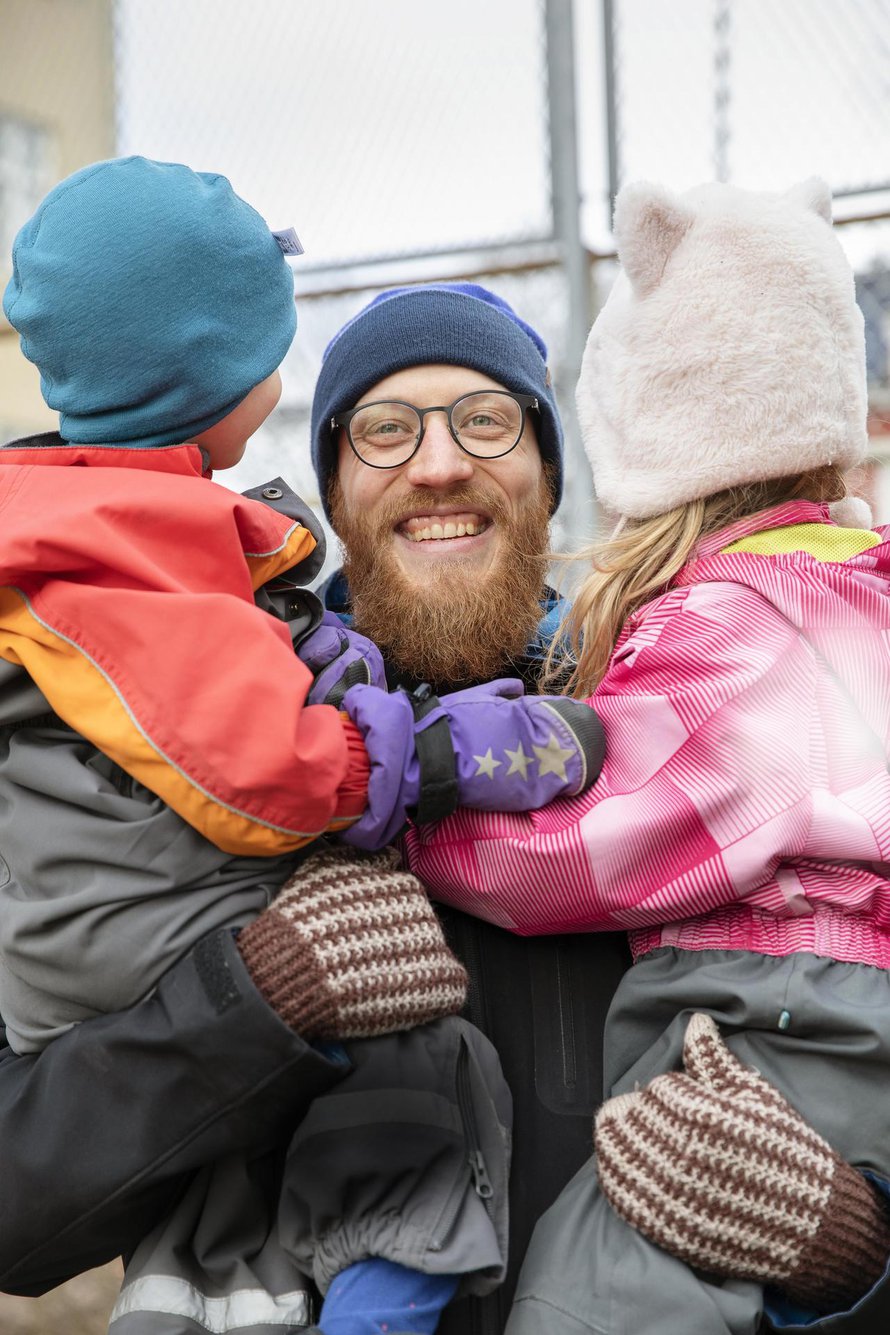 ”Olen pyrkinyt kasvattamaan lapsia ilman vahvoja sukupuolirooleja ja näyttänyt mallia siitä, että minäkin voin pukeutua leikeissä prinsessamekkoon”, tytön ja pojan isä Atte sanoo.