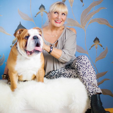 "Kuviohousut ovat yksi  suosikkivaatteistani.  Ostin ne muutamalla eurolla Lindexiltä. Paidan hankin Tanskasta vuosia sitten, ja nilkkureita olen käyttänyt ainakin 20 vuotta", Liisa sanoo. 