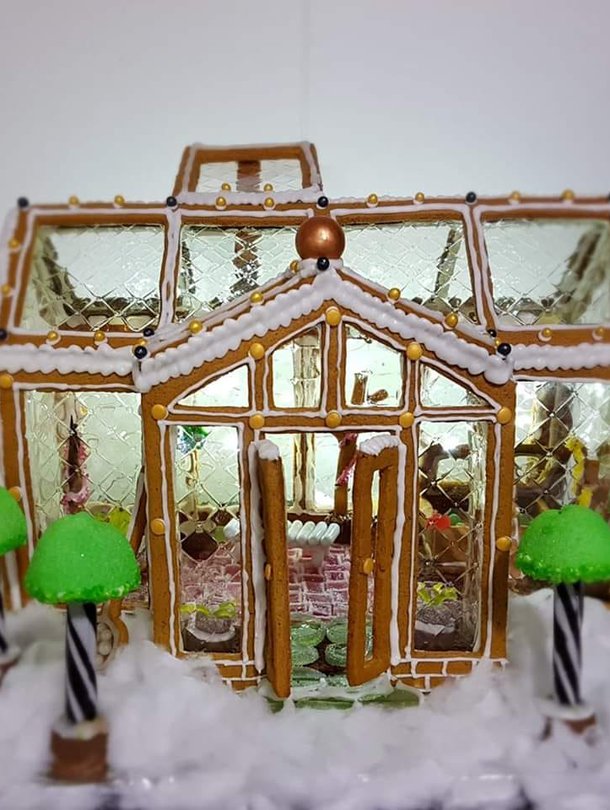 ”Tänä vuonna tein vähän erilaisen talon. Näin netissä kuvan piparkakkukasvihuoneesta, ja sellainenhan oli sitten väkerrettävä.” – Anna Emilia