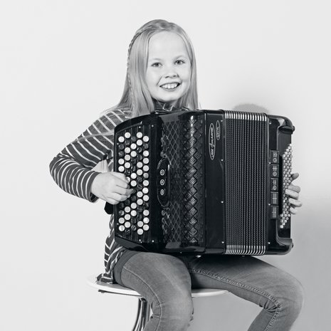Kolmasluokkalainen Iines asuu Espoossa isänsä Antin, äitinsä Essin ja 6-vuotiaan siskonsa Tuulin kanssa. Iines harrastaa harmonikansoittoa. Hän valitsi soittimen, koska tykkää painella nappuloita.