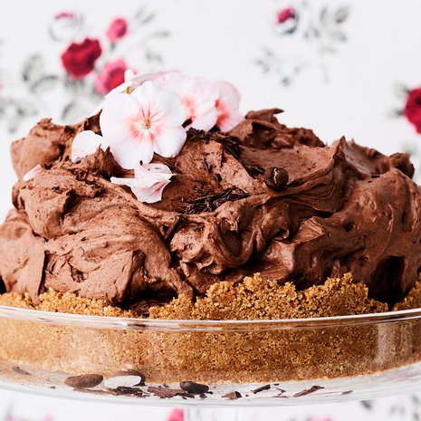 Moussekakku on rennon koristelijan riemuvoitto. Nyt ei pyritä sileään.