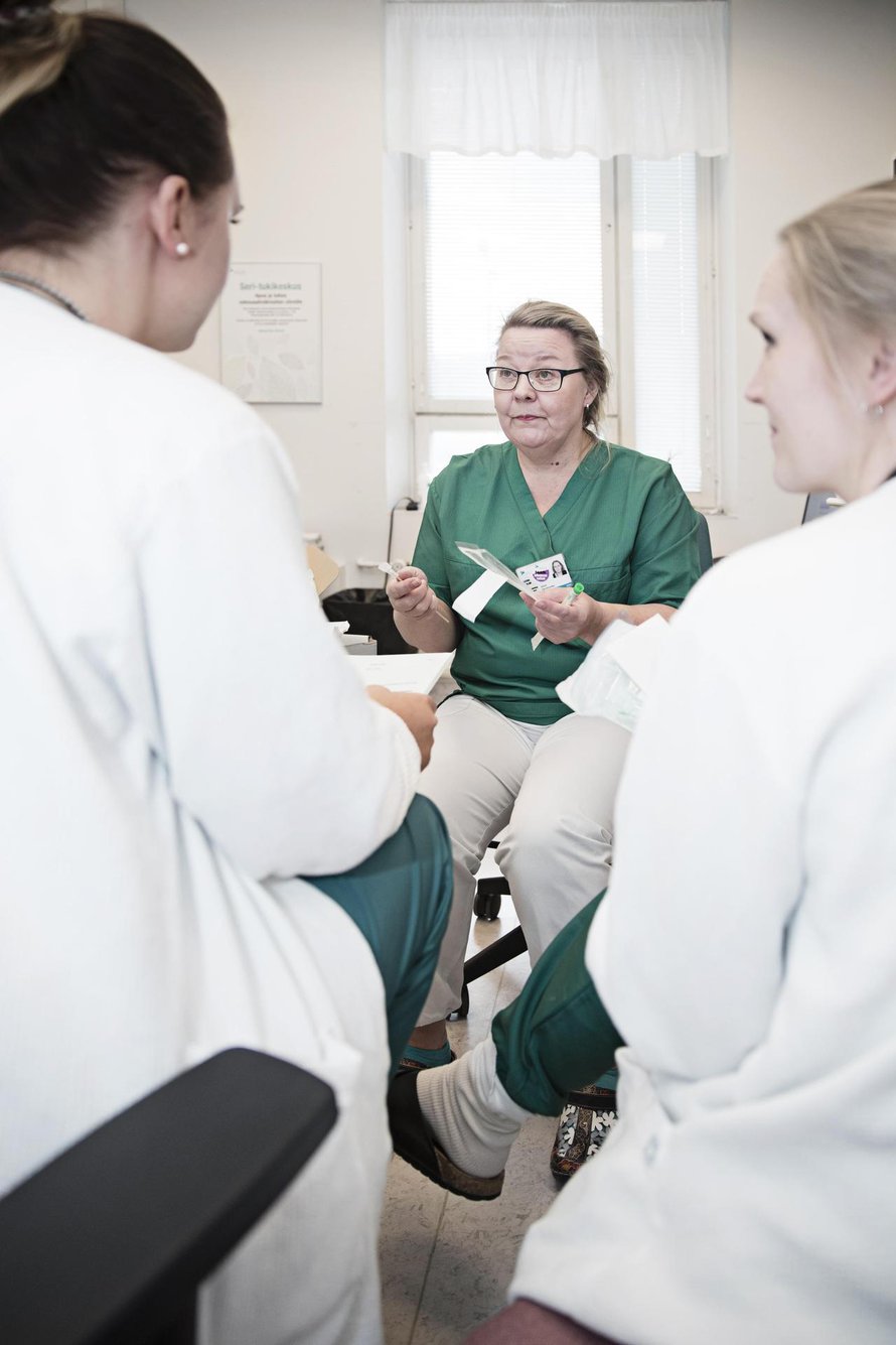 Kätilö Leena Malmin työyhteisössä puhutaan paljon. ”Raiskattu ansaitsee mahdollisimman hyvän ihmisen avukseen. Sellaisen, joka jaksaa olla vierellä ja haluaa olla vierellä.”