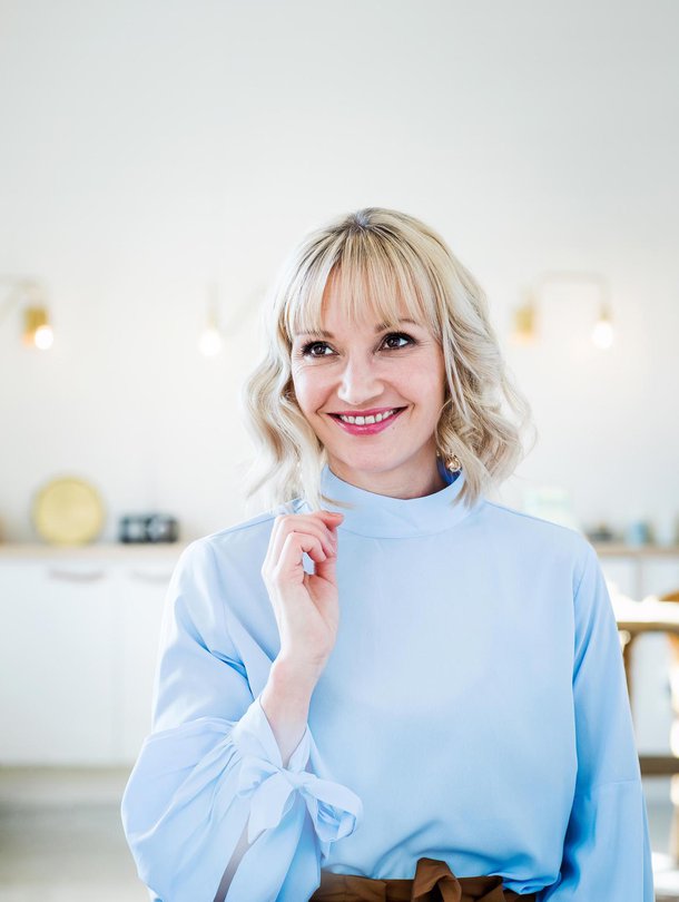 Farkut ja tennarit vaihtuivat klassisempaan tyyliin. Meikki L’Oréal Paris / Muru Ritala, Toimisto make up. 