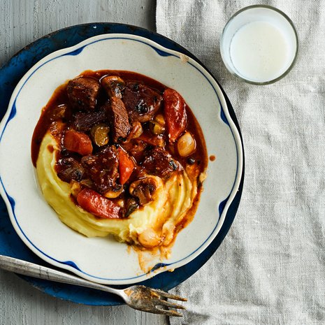 Stroganov maistuu perunamuusin tai keitetyn riisin kanssa.