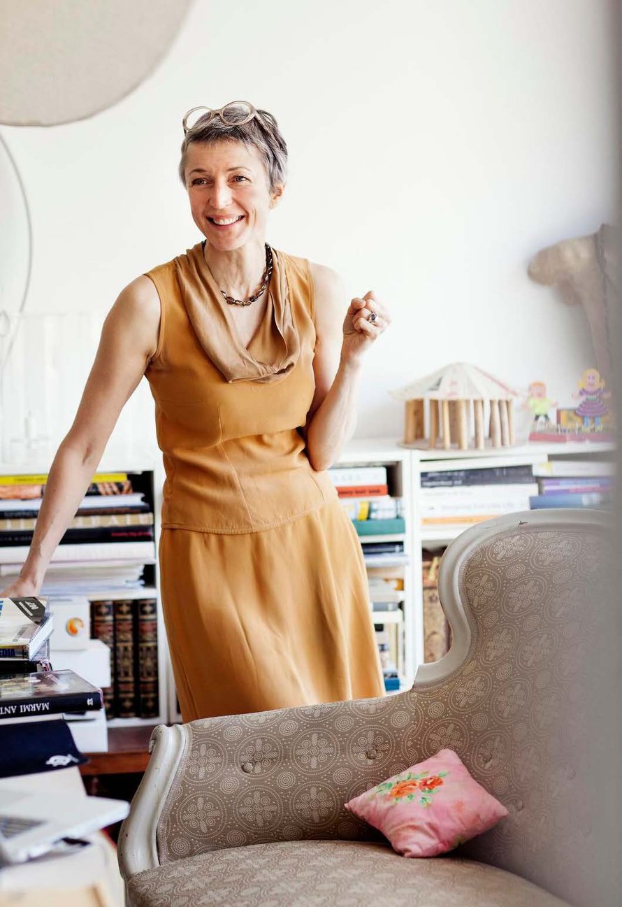 "Teetin tämän käsin värjätyn asun Anna Ruohosella World Design Capital 2012 -tilaisuutta varten. Joskus satsaan brändiin tai suunnittelijaan, mutta voin käyttää myös kahden euron kirpparimekkoa."
