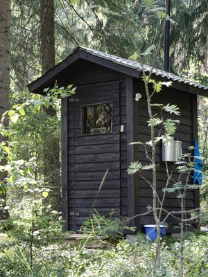 Luonnon kannalta paras mökkipiha on mahdollisimman luonnontilainen. Sellaiseen huussikin maisemoituu kauniisti. 