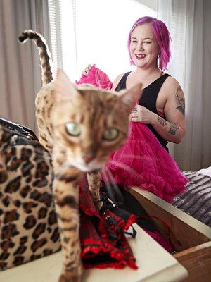29-vuotias Tanja Nilovaara asuu Turussa tyttärensä Cecilian ja kissojensa bengalilaisen Lolan ja maatiaiskissa Minin kanssa. Ravintola-alan moniosaaja vaihtoi vastikään töihin siivousalalle. Muutama vuosi sitten Tanja alkoi esiintyä pin up -kuvissa. ”Nätit kuvat ovat kohentaneet itsetuntoani hirveästi.”