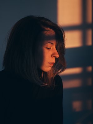 Itsekritiikki ei ole aina sama asia kuin perfektionismi. ”Ongelma ei ole se, että asettaa riman korkealle, vaan se, mitä tapahtuu, kun jää riman alle”, sanoo työterveyspsykologi Ronnie Grandell.