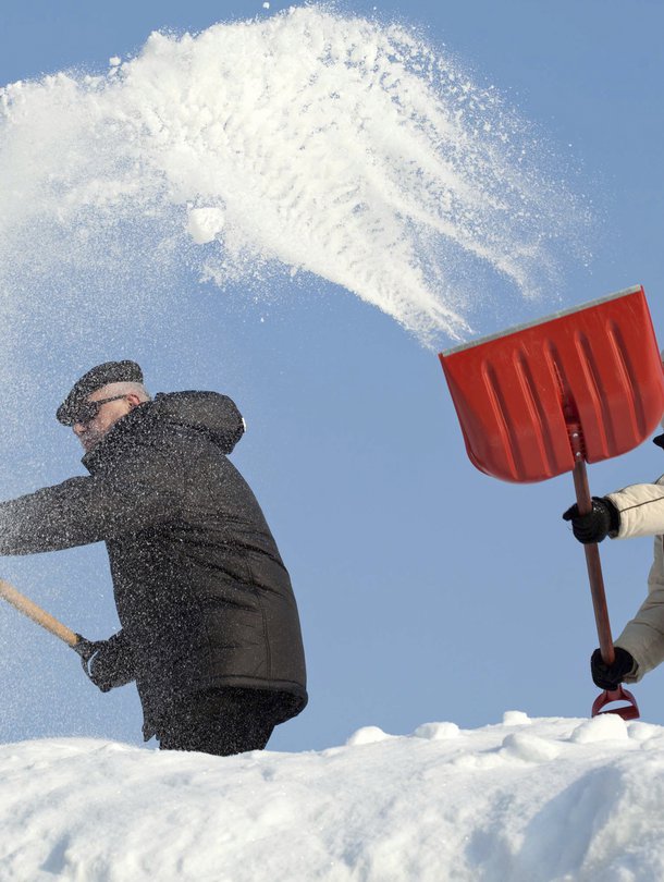 Ihanaa, lumitöitä! Näin ajattelee Risto Reipas. Miten sinä ajattelet?