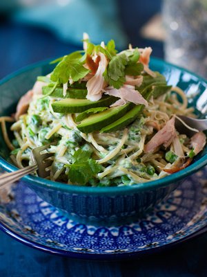 Pasta maistuu mahtavalta myös pelkällä vihreällä kastikkeella.