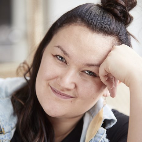 ”Kun biologiset juureni selvisivät, jouduin rakentamaan identiteettini uudelleen”, Silvia Salakka miettii. 