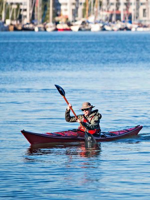 48-vuotias arkkitehti Okke Kiviluoto asuu Suomenlinnassa. Hän harrastaa kalastusta ja metsästystä sekä talvisin vapaalaskua ja seinäkiipeilyä.