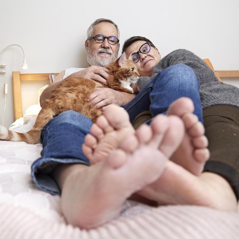 Raimo, 65, ja Laura, 51, Grönberg ovat olleet yhdessä seitsemän vuotta, joista kaksi naimisissa. He asuvat taiteilijakoti Lallukassa Helsingissä. Laura työskentelee sosiaalialalla ja Raimo on näyttelijä. Hän esiintyy nyt Espoon Kaupunginteatterin Esitystalous 3:ssa. Raimolla on kaksi aikuista lasta aikaisemmasta avioliitosta ja Lauralla yksi aikuinen tytär.