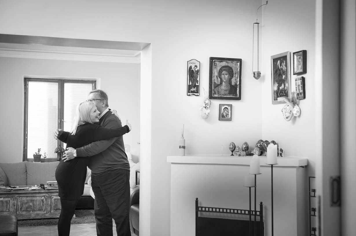 Kun miniä ja appiukko tapaavat, he halaavat aina. Ortodoksiset perinteet tulivat Vapun elämään avioliiton kautta. Siitä kertovat ikonit Vapun kodin seinillä.