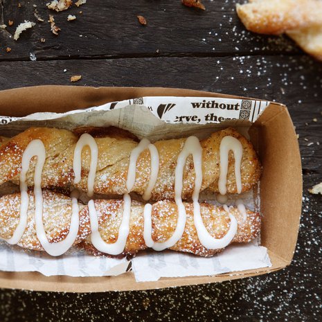 Tarjoa viinerikierteet pahviboksista tai paperilta hodarin tapaan. 