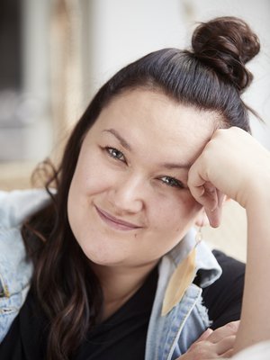 ”Kun biologiset juureni selvisivät, jouduin rakentamaan identiteettini uudelleen”, Silvia Salakka miettii. 