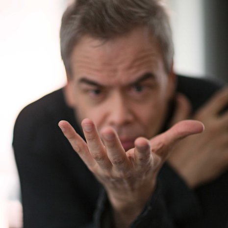 49-vuotias RSO:n ylikapellimestari Hannu Lintu asuu Helsingin keskustassa kerrostalon sisäpihalla erillisessä piharakennuksessa. Perheeseen kuuluvat Aalto-yliopiston kauppakorkeakoulun professori Pekka Mattila ja Shurik-koira. Hannu rakastaa Pekan kokkaamia lammasillallisia, mutta Pekan ollessa työmatkoilla Hannun voi bongata hampurilaiselta.