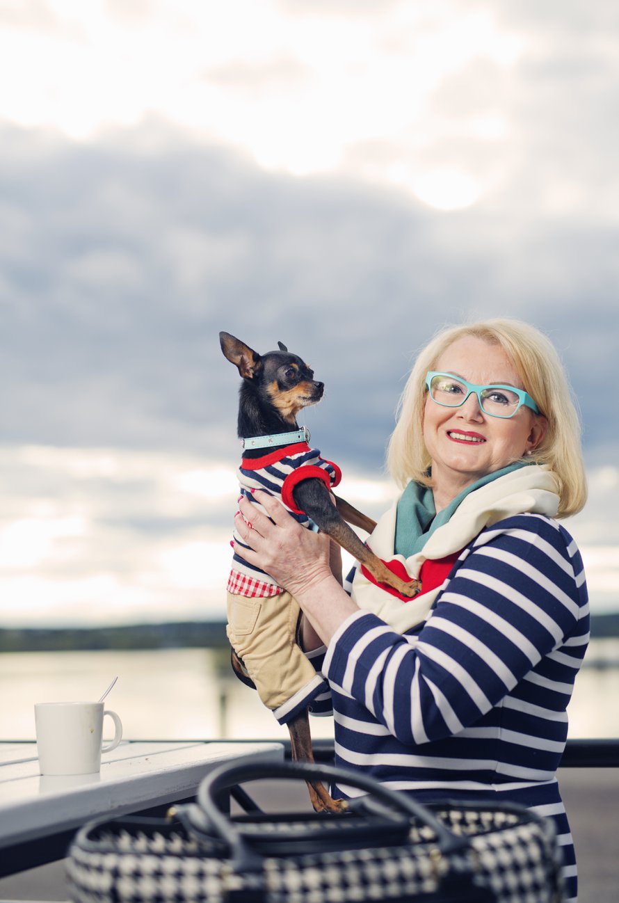 Kauneusalan yrittäjä Sirkka Aitala, 59, ja venäjäntoyterrieri Manu, 4, Lahdesta.