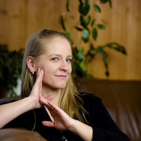 Laura Kanto viittoo: koti. Koti Peräseinäjoella on puolison lapsuuskoti, joka siirtyi eläimineen Lauralle ja puoliso Antille sukupolvenvaihdoksessa. Perheeseen kuuluvat Lauran, 36, ja Antin lisäksi myös lapset Veera, 9, ja Johannes, 6.