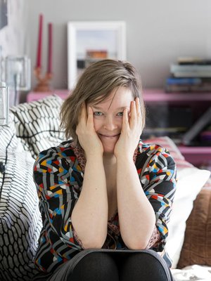 Pauliina Vanhtaltao, 39, asuu Raahessa puolisonsa Tatun, 9- ja 12-vuotiaiden lasten ja lapinkoira Rokun kanssa. Pauliina on kirjoittanut kymmenen romaania ja kaksi omaelämäkerrallista teosta. Uusin romaani Tuulesta temmattu elämä ilmestyy huhtikuussa. Se käsittelee uskontoa ja teatteritaidetta. 