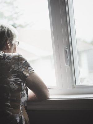 Joskus omaiset jättävät tulematta, koska eivät osaa kohdata muistisairasta. Kuvituskuva.