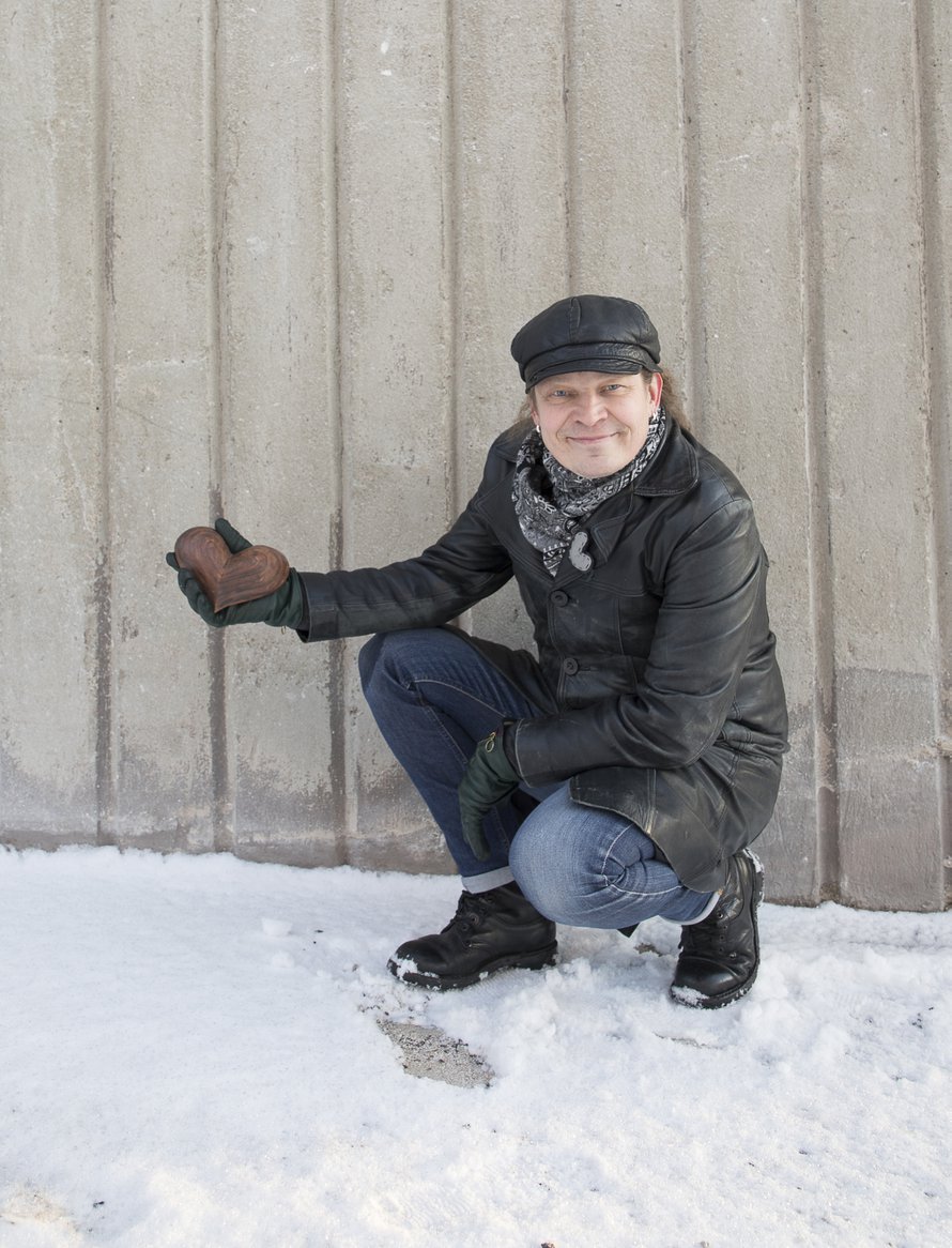 Tuomo Kinnunen on 53-vuotias psyko-, pari- ja perheterapeutti. Hänen mielestään hyvä parisuhde on sellainen, joka tuntuu molemmista hyvältä. Rajana on vain Suomen laki ja se, että arvostaa toista.