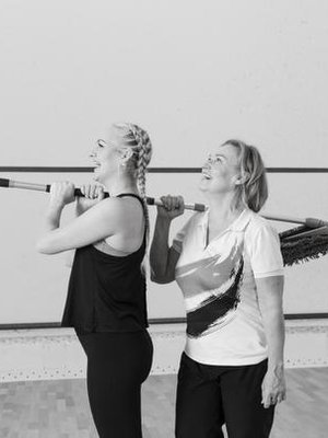 Kun Aurin kaverit varoittelevat, ettei Auri voi matkustaa yksin toiselle mantereelle, äiti Sanna kannustaa. ”Äiti sanoo, että totta kai menet ja varmasti pärjäät hyvin.”