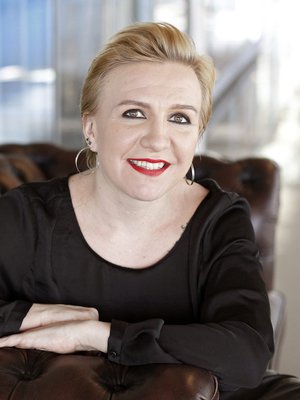 42-vuotias tietokirjailija asuu Helsingissä 11- ja 7-vuotiaiden tyttäriensä kanssa. Hänen kirjansa Ihana kiihko kertoo seksin merkityksestä. 