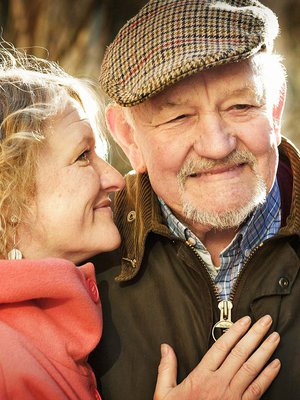  Anna tietää, että perheen tarinat periytyvät ja vaikuttavat. ”Miten vaikeita tarinoita kantavatkaan ne lapset, jotka nykyään pakenevat sotaa ja köyhyyttä.”