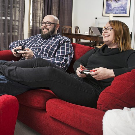 Yrittäjä Sebastian Webster, 33, ja insinööriopiskelija Karoliina Webster, 26, ovat olleet yhdessä seitsemän vuotta ja naimisissa kolme. Sebastian harrastaa työntekoa ja salibandya, Karoliina charleston-tanssia, seinäkiipeilyä, sukututkimusta ja opiskelua.