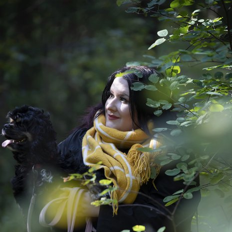 30-vuotias Tiia Manninen asuu Jämsänkoskella rivitalokaksiossa Alma-koiransa kanssa. Hän haaveilee omasta ponista tai hevosesta ja tykkää kirjoittaa paperille ajatuksiaan ja tunnelmiaan, runojakin.