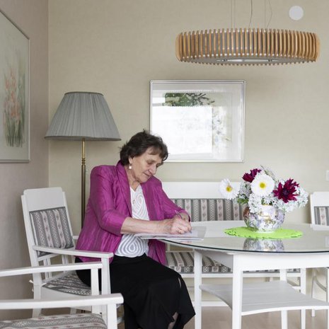 Raija Saastamoinen asuu Salossa. ”Sukupolvien ketjussa sekä huonot että hyvät asiat siirtyvät helposti.”