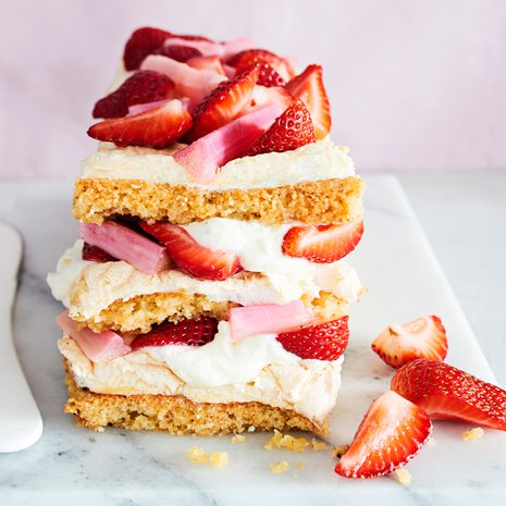 Ennen raparperikautta täytä kakku kauden hedelmillä.