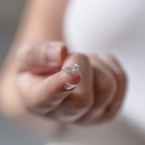 Käytetyn piilolinssin paikka on roskakorissa, ei vessanpytyssä. 