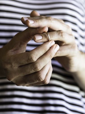 ”En koskaan olisi onnellinen, jos valitsisin avioliittoni vain sen takia, että niin kuuluu tehdä”, Mari mietti ennen kuin teki ratkaisunsa. Kuvituskuva.