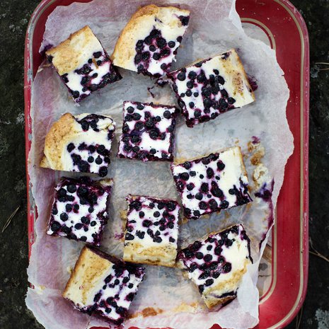 Voit käyttää tuorejuuston tilalla myös rahkaa, jolloin ruuduista tulee happamampia ja kevyempiä.