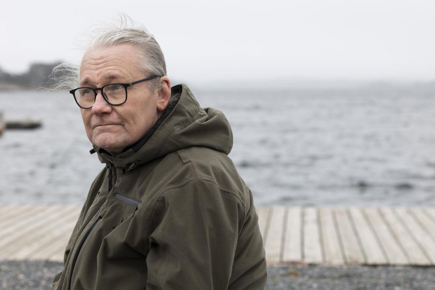 Jutun kuvauspäivä oli harmaa ja sateinen, eli juuri sellainen, joista Edu pitää. Sää oli sopivan suttuinen myös syyskuisena aamuna 1993, kun Edu perheineen lähti veneellä seikkailuun.  