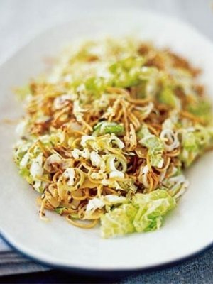 Tämän salaatin juju on nuudeleissa, jotka lisätään salaattiin kuivina.