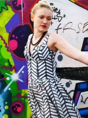 Päättötyöhön kuuluva silkkinen korsettitoppi ja hame ovat lahja mallina olleelle ystävälle Soile Bäckströmille. 