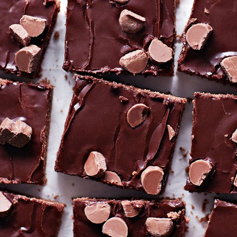 Oi, olimme malttamattomia! Anna kuorrutuksen jähmettyä ennen kuin siirtelet tai paloittelet levyä, jos haluat sen säilyvän sileänä.