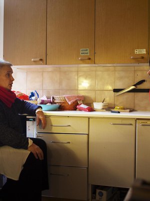 Annika Arbelius (vas.) tuli majataloon poikansa kuoleman jälkeen. Soile Lehti on majatalon perustajan Daniel Nylundin puoliso. Soile opiskelee psykoterapeutiksi ja viettää päivänsä yhteisön ihmisten kanssa: ”Olen koko ajan kuulolla, miten kenelläkin menee.”