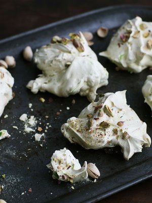 Kuorelliset pistaasit tuovat makeisiin marenkeihin ripauksen suolaa.