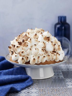 Alaskan pommi kannattaa kasata ja syödä vikkelästi, jotta jäätelö ei ehdi sulaa.