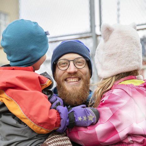 ”Olen pyrkinyt kasvattamaan lapsia ilman vahvoja sukupuolirooleja ja näyttänyt mallia siitä, että minäkin voin pukeutua leikeissä prinsessamekkoon”, tytön ja pojan isä Atte sanoo.
