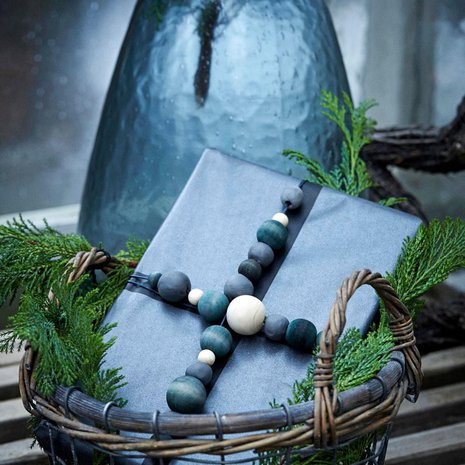 Pujota nauhaan puu- ja keramiikkahelmiä ja saat lahjanarun, joka kestää kauniina vuosia.