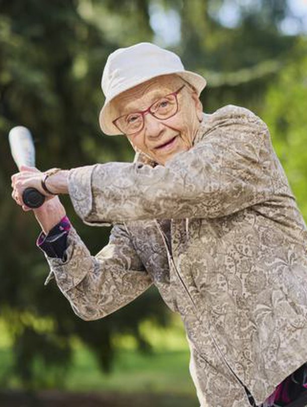 Kerttu Lehtikangas, 100, pelasi pesäpalloa jo opettajaseminaarissa 1940-luvulla. 