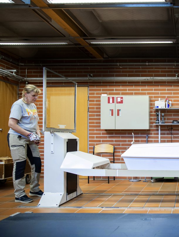 Vainaja on matkalla uuniin. ”Työssäni ajattelen koko ajan, että haluan tehdä tämän niin kuin toivoisin läheisiäni ja itseäni kohdeltavan”, Carita sanoo.