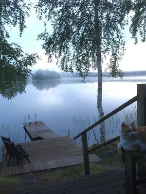 ”Monta vuotta haaveiltiin pienestä rantaterassin ja laiturin yhdistelmästä. Sitten pantiin töpinäksi ja tehtiin se! Kyllä nyt kelpaa.” – Soikku