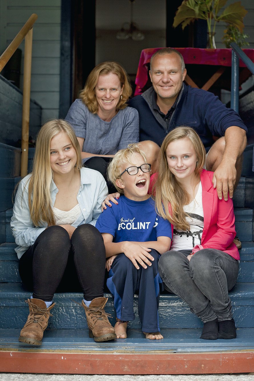 Monika Sandvik-Nylund, Bo Nylund ja lapset Emma, Lisa ja Elias vaihtavat kesäisin Geneven Uudenkaarlepyyn maisemiin.